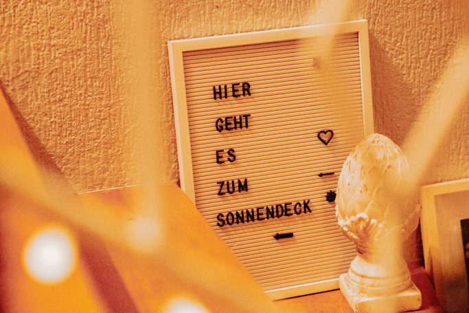 Ein Buchstabenbrett mit der Aufschrift "Hier geht es zum Sonnendeck".